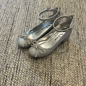 Nina Daylin silver glitter. Size 2